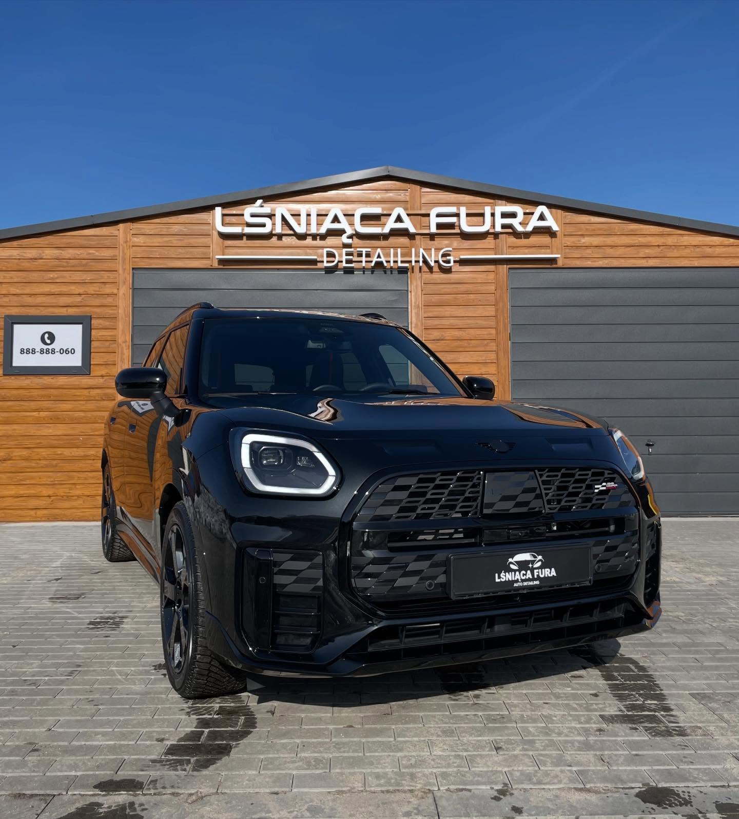 Czarne auto po detailingu przed studiem Lśniąca Fura