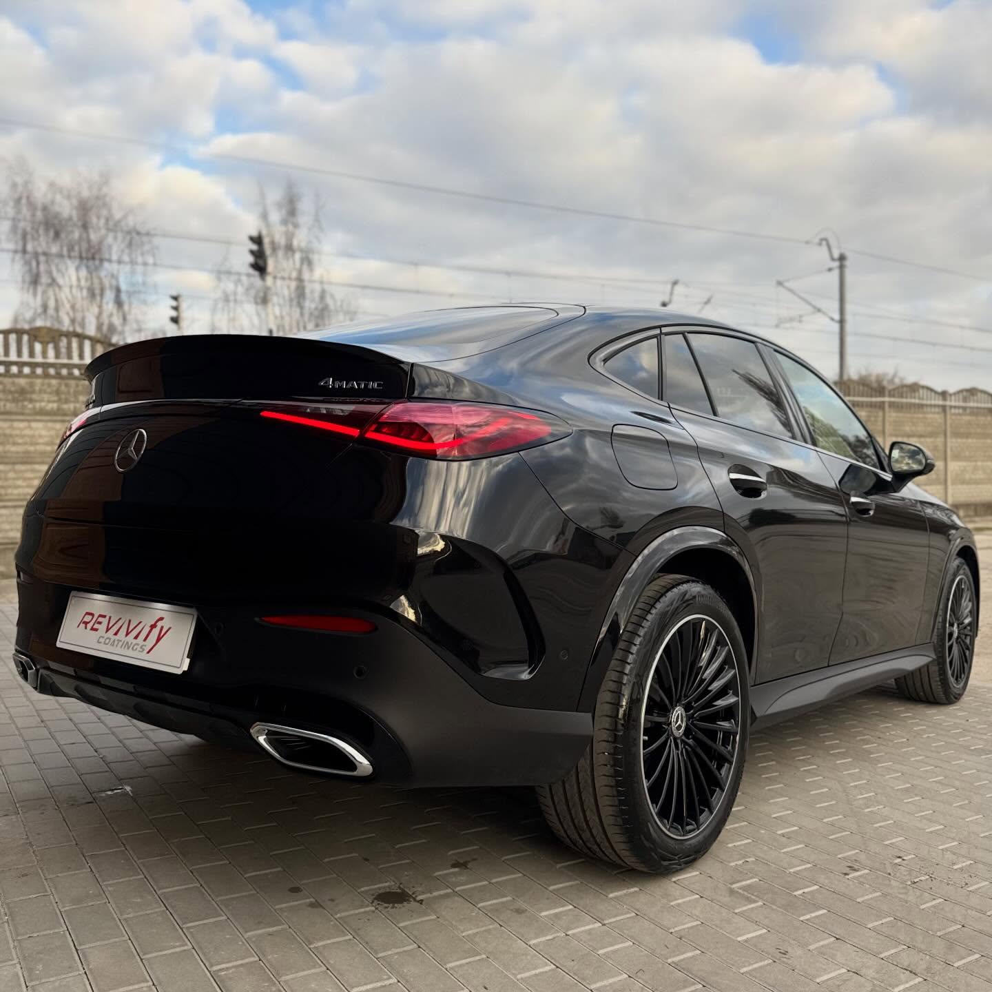 Czarny Mercedes po korekcie i zabezpieczeniu lakieru